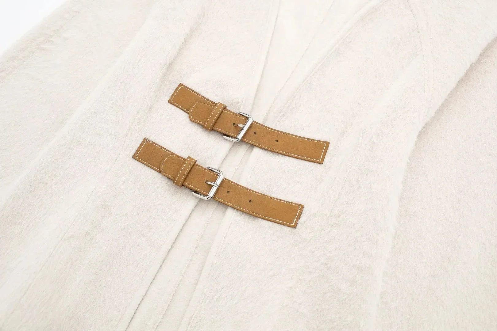 Alysha מעיל צמר בגזרת וי עם אבזמים